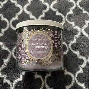 Bath & Body Works Snowflakes & Cashmere Candle - Lavender Purple